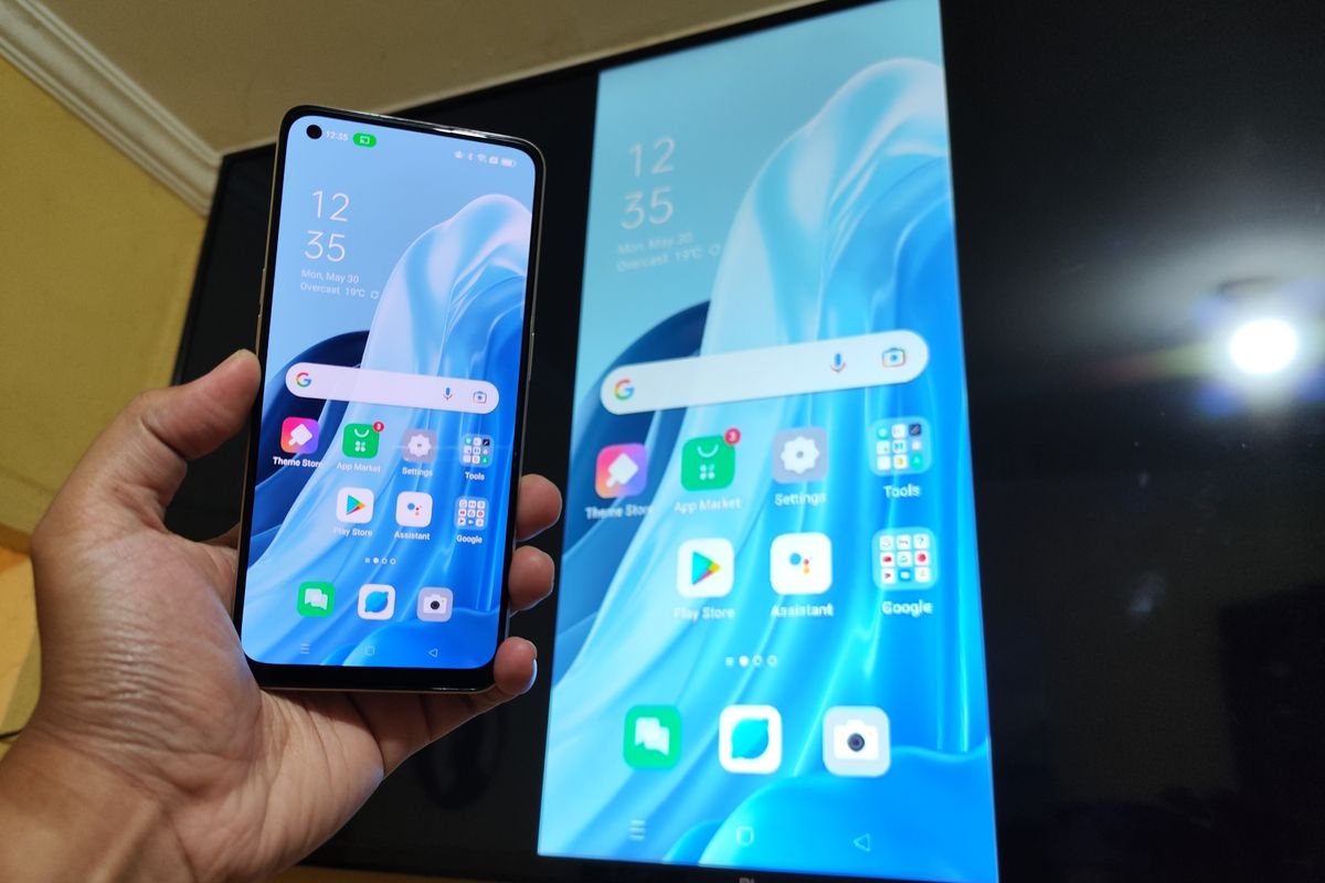 Tampilan screen mirroring Oppo Reno7 4G yang sukses ditampilkan di TV.