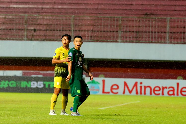 Pemain Persebaya Surabaya Sho Yamamoto dijaga ketat pemain Barito Putera saat pertandingan pekan ke-12 Liga 1 2022-2023 yang berakhir dengan skor 3-2 di Stadion Maguwoharjo Sleman, Selasa (6/12/2022) sore.