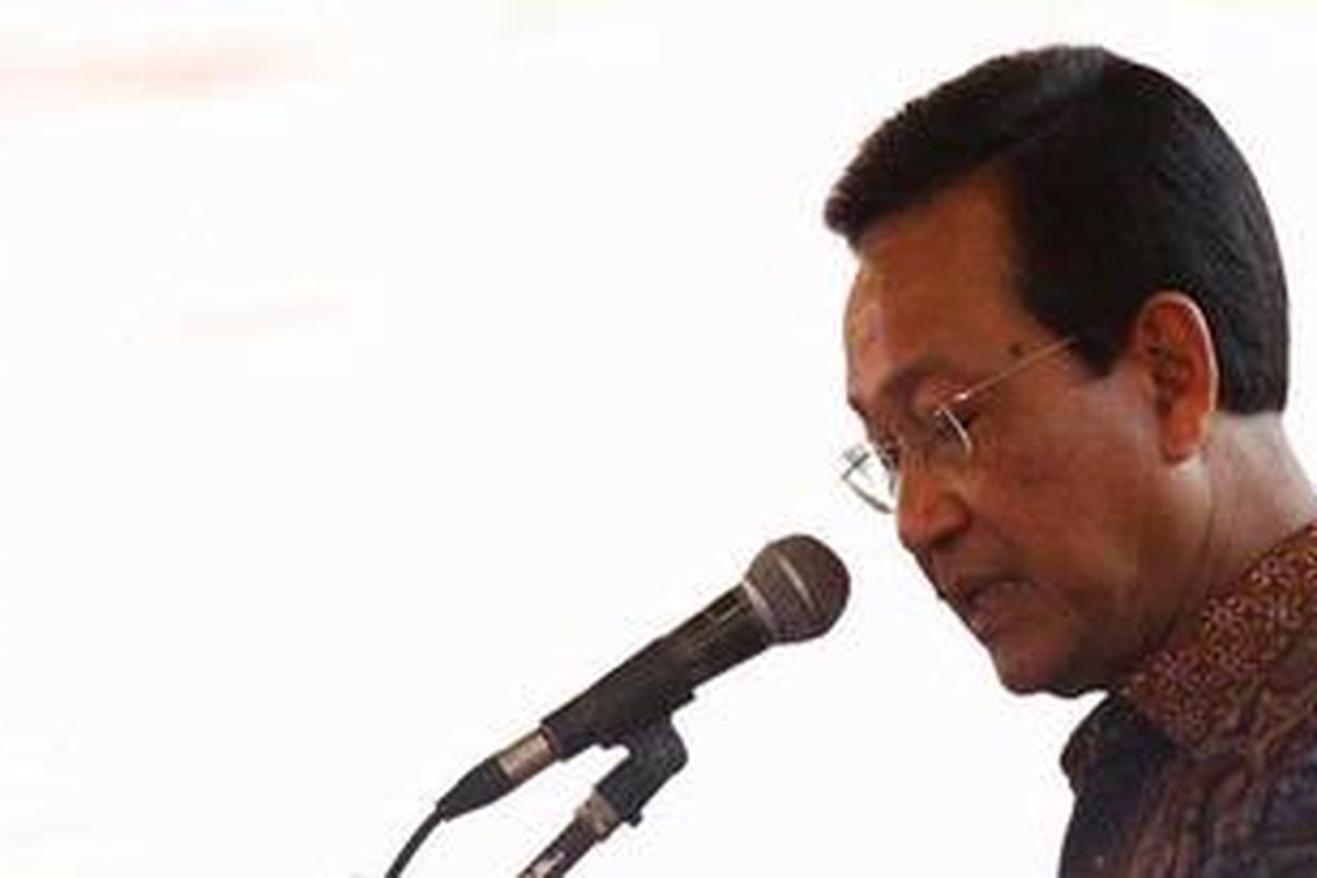 Gubernur DI Yogyakarta Sri Sultan Hamengku Buwono X berpidato pada acara open house di Pagelaran Keraton Yogyakarta, Yogyakarta, Senin (5/9/2011).