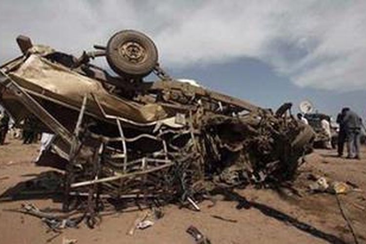 Sebuah mobil hancur akibat ledakan bom di kamp pengungsian Pakistan baratlaut.