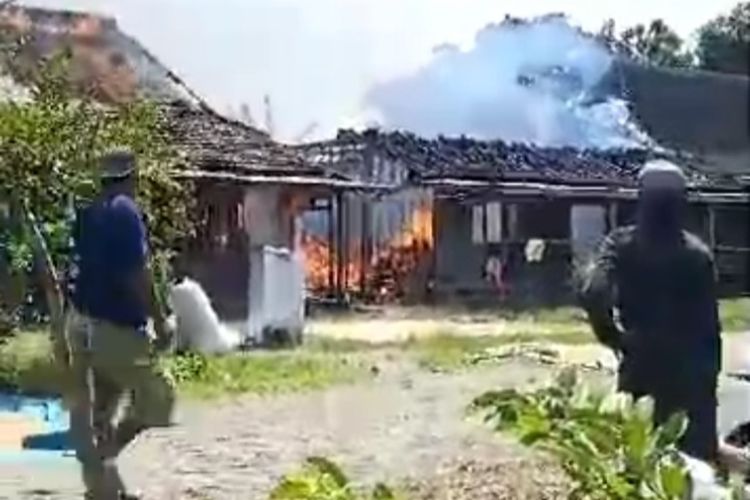 4 rumah milik Sukardi, Warga Desa Gayam, Kecamatan Gayam, Kabupaten Bojonegoro, Jawa Timur, Ludes terbakar saat ditinggal pemiliknya sedang memanen padi di sawah, Selasa (26/3/2024).