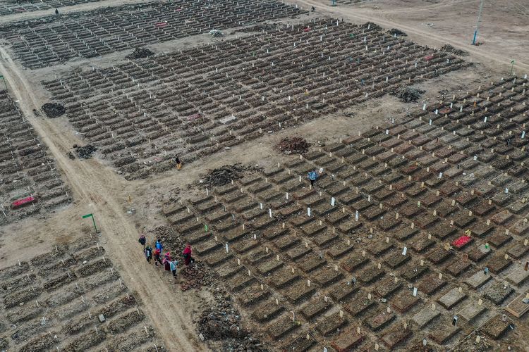 Pantauan udara makam korban Covid-19 di TPU Rorotan, Jakarta Utara, Jumat (23/7/2021). Pasien yang meninggal dunia bertambah 1.566, sekaligus rekor tertinggi sejak pandemi. Dengan demikian, total kasus kematian Covid-19 tembus 80.598 orang.