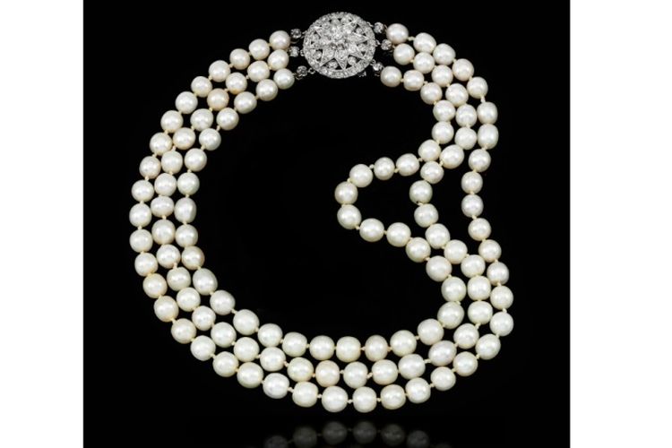 Kalung berlian dan mutiara alam dari abad ke-19 yang pernah dimiliki oleh Ratu Perancis Maria Antoinette.