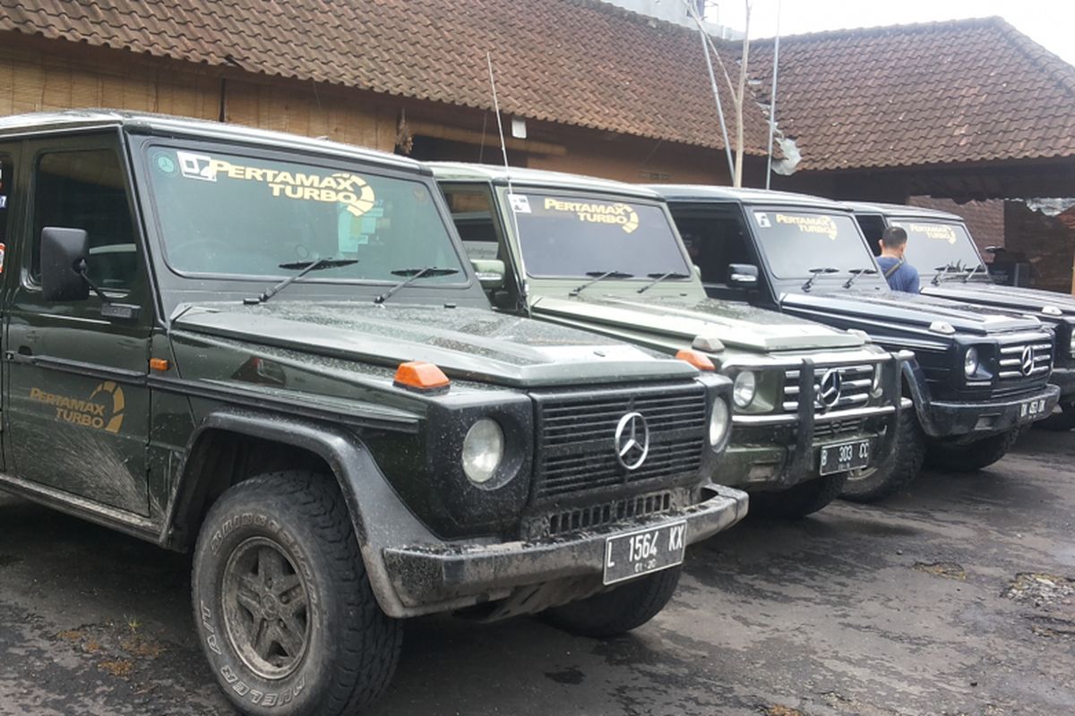 Sejumlah mobil Mercedes G-Wagen milik anggota komunitas Mercedes Jip Indonesia yang mengikuti turing di Banyuwangi dan Bali pada 8-12 Desember 2017.