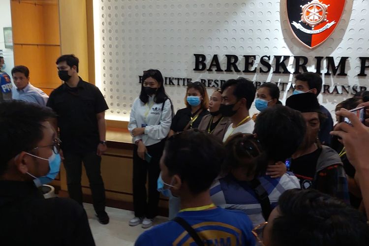 Puluhan korban Tragedi Kanjuruhan mendatangi gedung Bareskrim Polri, Jakarta Selatan, pada Jumat (18/11/2022). Para korban ingin membuat laporan polisi terhadap eks Kapolda Jawa Timur Irjen Nico Afinta. 
