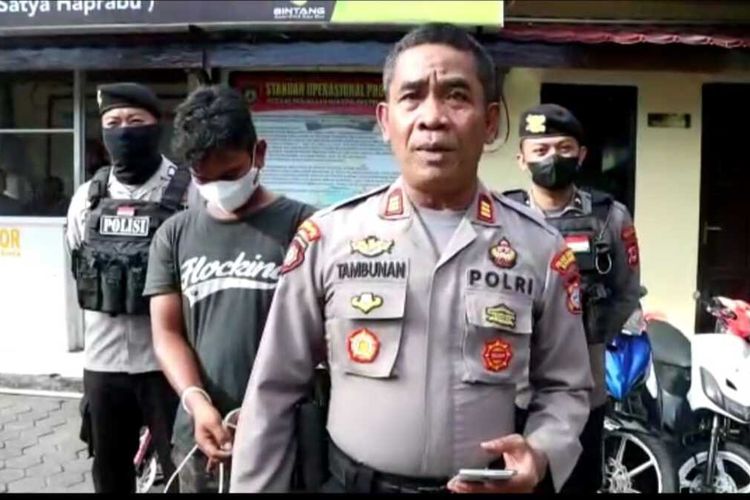 Setelah viral video parkir ilegal bertarif Rp 10 ribu setiap kendaraan di media sosial, aparat Polresta KPPP Pelabuhan akhirnya menangkap seorang pelaku.