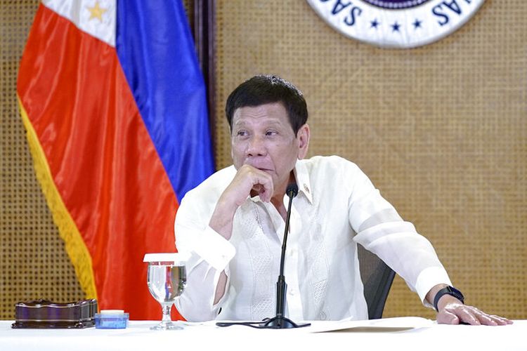 Dalam foto yang disediakan oleh Divisi Fotografer Kepresidenan Malacanang ini, Presiden Filipina Rodrigo Duterte mendengarkan selama pertemuan dengan pejabat pemerintah di istana kepresidenan Malacanang di Manila, Filipina pada Senin 23 Mei 2022. 