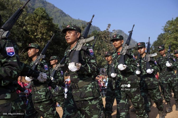 Gambar yang diambil pada tanggal 31 Januari 2015 ini menunjukkan tentara dari Brigade Ketujuh Tentara Pembebasan Nasional Karen (KNLA) yang berparade sebagai bagian dari perayaan Hari Revolusi Karen ke-66 di markas mereka di negara bagian Kachin, Myanmar. KNLA adalah sayap bersenjata dari Serikat Nasional Karen (KNU) dan diyakini memiliki antara 3.000 hingga 5.000 milisi aktif di barisannya.