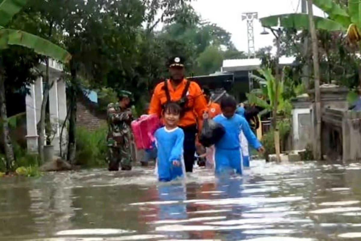 Banjir melanda salah satu desa di Kabupaten Jombang, Jawa Timur, Kamis (10/3/2022).