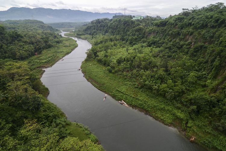 Suasana pemandangan Sungai Citarum di kawasan Rajamandala, Kabupaten Bandung Barat, Jawa Barat, Senin (15/1/2018). Pemerintah melalui Badan Pembangunan dan Perencanaan Nasional (Bappenas) akan kembali melanjutkan program revitalisasi Sungai Citarum pada Februari 2018 dimulai dengan sosialisasi kepada masyarakat serta industri yang berada di daerah aliran sungai (DAS) Citarum.