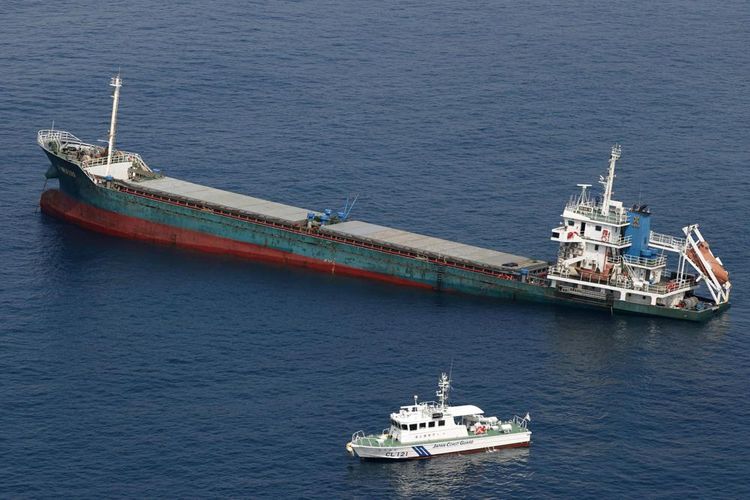 Foto udara ini menunjukkan kondisi kapal kargo China terdaftar Belize Xin Hai 99, setelah tabrakan, di lepas pantai Kushimoto, prefektur Wakayama, barat daya Jepang pada Sabtu (20/8/2022). Sebuah kapal tanker kimia Jepang menabrak kapal kargo di lepas pantai barat daya Jepang.