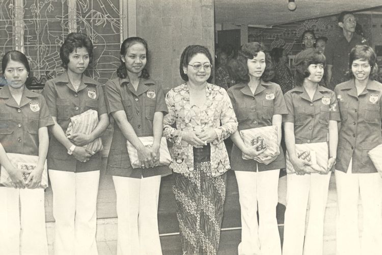 Ny. Tien Soeharto di kediamannya menerima para pemain bulutangkis yang berhasil meraih Piala Uber pada 1975.

Dalam foto tampak para pemain dengan bingkisan dari Ny. Tien bergambar bersama di teras Cendana, dari kiri: Utami Dewi, Taty Soemirah, Ny. Minarni, Ny. Tien Soeharto, Imelda Wiguna, Theresia Widiastuty dan Regina Masli.