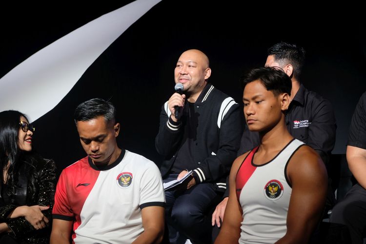 Didit Hediprasetyo, desainer jersey Tim Indonesia di Olimpiade 2024, saat berbicara di acara peluncuran jersey resmi sekaligus pameran seragam Tim Indonesia di The Dharmawangsa, Jakarta Selatan.