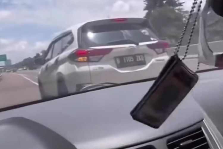 Mobil Daihatsu putih menghentikan mobil Hyundai karena tidak terima diklakson