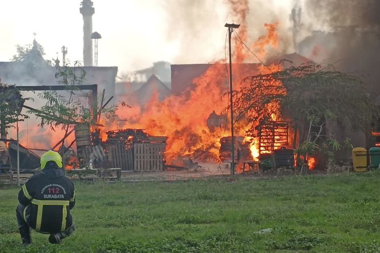 Kebakaran gudang palet dan rumah di Surabaya, Senin (1/1/2024).