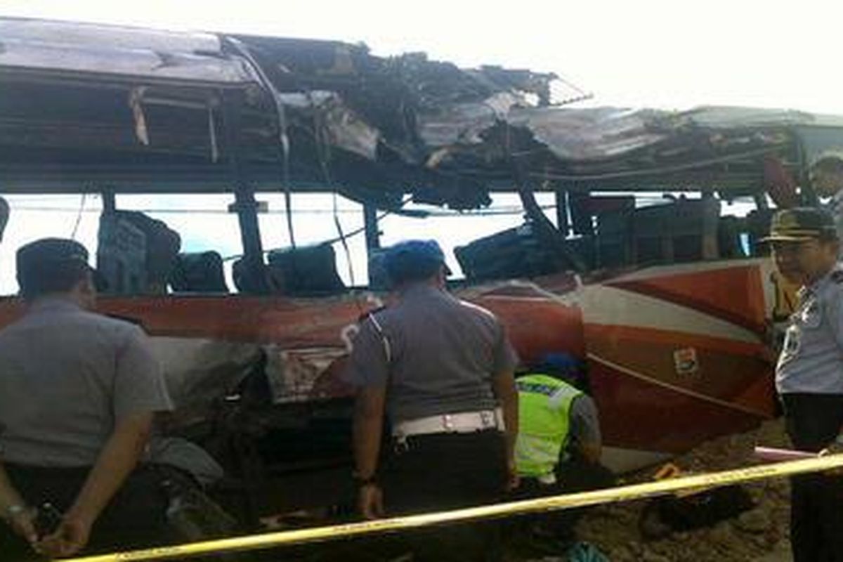 Petugas dari Polres Ngawi dan Dinas Perhubungan setempat, Senin (13/2/2012), memeriksa kondisi bus Mira S 7186 US yang mengalami kecelakaan di Tempuran Paron Ngawi Jawa Timur dini hari tadi.