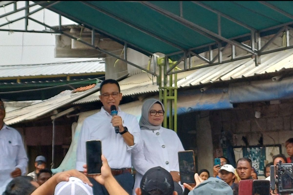 Calon Presiden nomor urut satu, Anies Baswedan bersama istrinya, Ferry Farhati, di Kampung Tanah Merah, Tugu Selatan, Koja, Jakarta Utara, Selasa (28/11/2023).