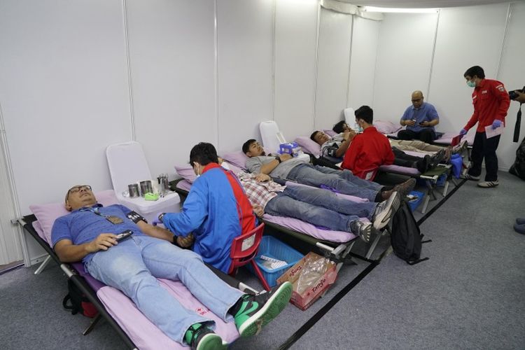 Karyawan TelkomGroup menggelar kegiatan donor darah sebagai bagian dari peringatan HUT Ke-60 Telkom.