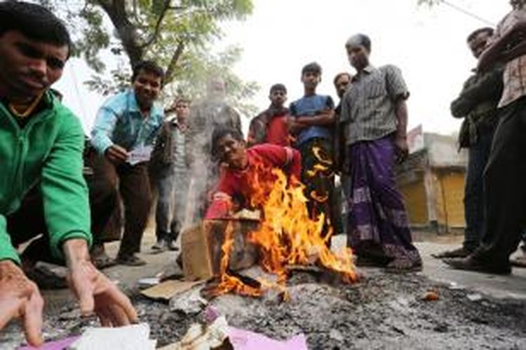 Para pendukung partai oposisi Banglades yang memboikot pemilu, membakar surat dan kotak suara di salah sebuah TPS di kota Bogra, Minggu (5/1/2013). Tercatat 24 orang tewas dan ratusan TPS diserang atau dibakar dalam pemilu paling berdarah dalam sejarah Banglades ini.