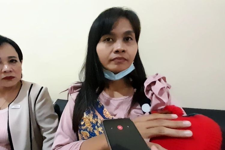 Ibu rumah tangga memiliki tiga anak yang masih berusia balita, Retno Jumiyati (31) warga Boyolali, Jawa Tengah, menjadi salah satu diduga korban dugaan penipuan dan pengelapan modus arisan dan lelang online di Kota Solo