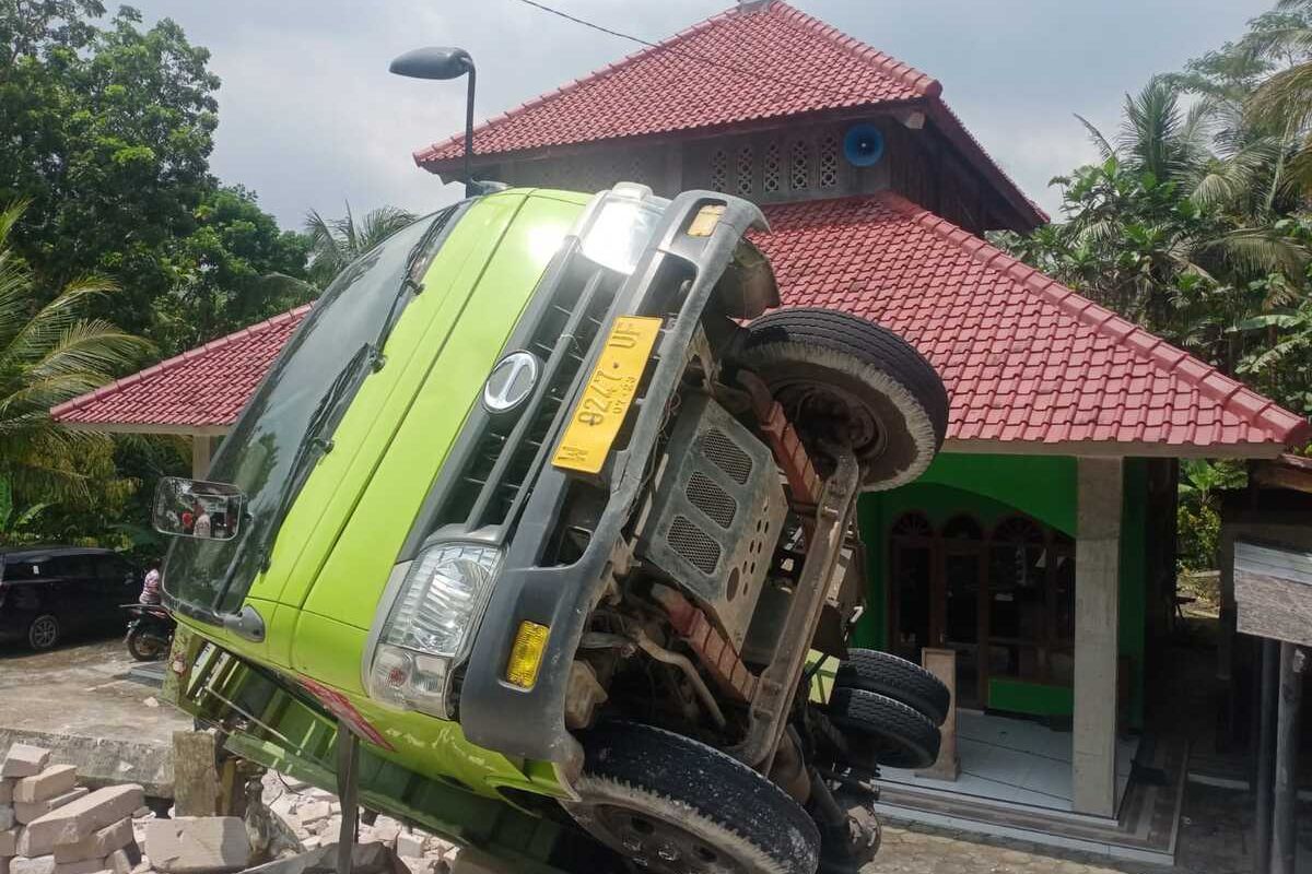 Tidak kuat menanjak, truk melaju mundur lalu terperosok ke halaman masjid di Jalan Wates – Sermo, Padukuhan Bibis, Kalurahan Hargowilis, Kapanewon Kokap, Kabupaten Kulon Progo, Daerah Istimewa Yogyakarta, Kamis (17/11/2022).