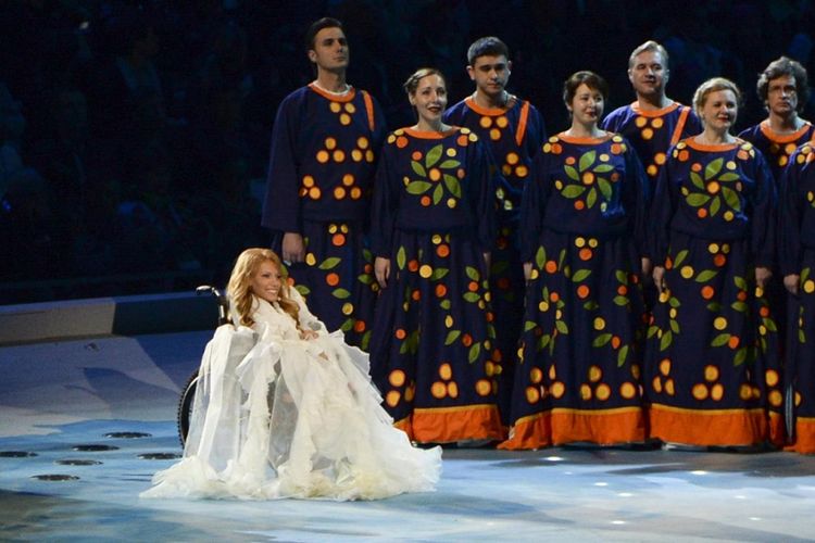 Yulia Samoylova, yang duduk di kursi roda sejak kecil, tampil menyanyi pada upacara pembukaan Paralimpiade di Sochi, Rusia, 2014.