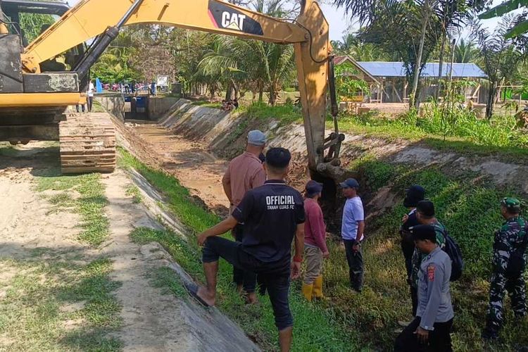 Petani Patungan Sewa 5 Ekskavator untuk Bersihkan  Lumpur di Saluran Irigasi Pascabanjir