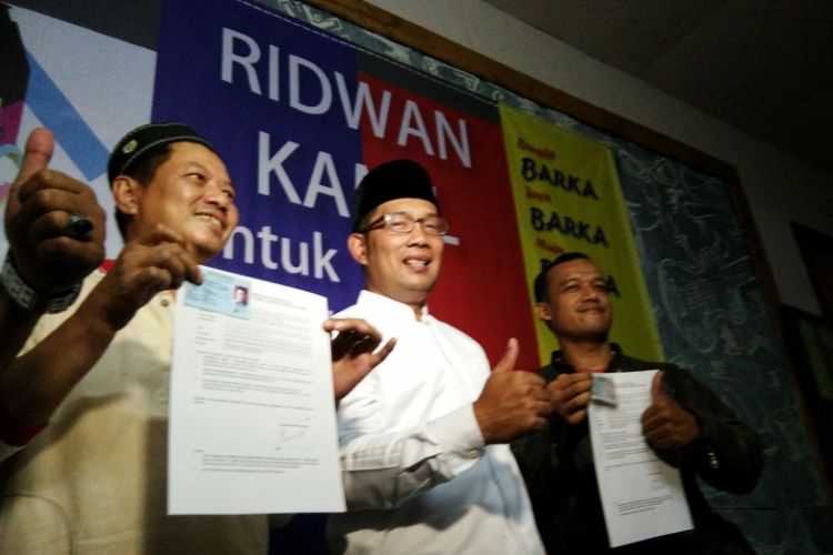 Bakal calon Gubernur Jawa Barat Ridwan Kamil saat melantik relawan Baraya Ridwan Kamil (Barka) di Kabupaten Purwakarta, Jumat (7/4/2017) malam. 