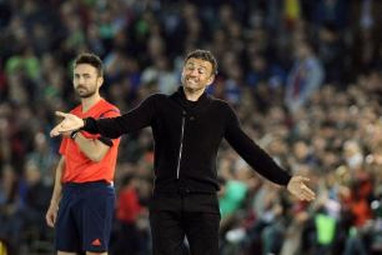 Ekspresi pelatih Barcelona, Luis Enrique saat timnya melawan Villanovense pada babak 32 besar Copa del Rey di Stadion Romero Cuerda, 28 Oktober 2015.