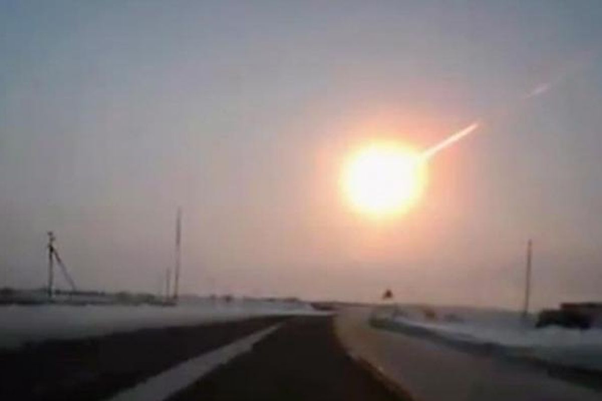 Adegan yang diambil dari rekaman video seorang pengendara mobil dari Kostanai, Kazakhstan, ke Chelyabinsk, Rusia, Jumat (15/2/2013) memperlihatkan bola api besar meteor yang meledak.