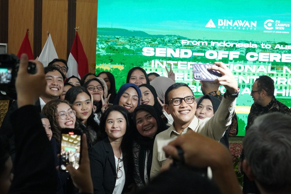 Menteri Pelindungan Pekerja Migran Indonesia (P2MI) Abdul Kadir Karding menghadiri pelepasan melepas 55 mahasiswa ke Austria untuk bekerja sebagai perawat di Universitas Binawan, Jakarta, Rabu (30/4/2025).