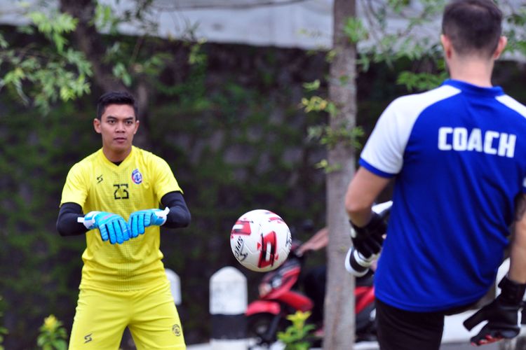 Kiper Arema FC, Teguh Amiruddin latihan perdana bersama pelatih kiper dan ketiga kiper lainnya seusai manajemen meliburkan tim karena pandemi virus corona di Lapangan Universitas Muhammadiyah Malang, Sabtu (06/06/2020) sore.