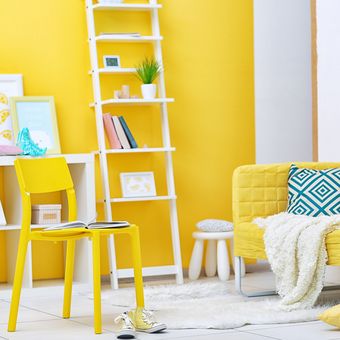 Ilustrasi ruang keluarga dengan nuansa warna kuning. 