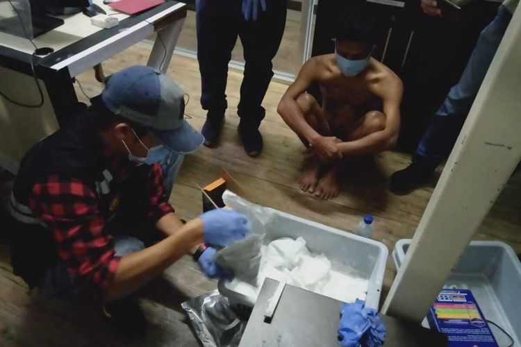 Seorang pria ditangkap Petugas Aviation Security (Avsec) lantaran kedapatan membawa narkotika jenis sabu-sabu seberat 1,09 kg saat hendak terbang ke Makassar, transit Cengkareng. Untuk mengelabui petugas, barang haram tersebut disimpan di dalam kotak susu.