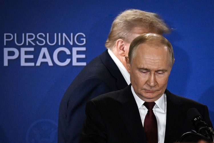 Presiden Amerika Serikat Donald Trump saat berdiri di belakang Presiden Rusia Vladimir Putin dalam konferensi pers bersama di Anchorage, Alaska, 15 Agustus 2025.