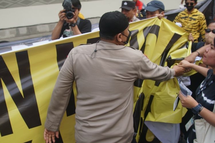 Aksi menolak Rancangan Kitab Undang-Undang Hukum Pidana (RKUHP) di Bundaran HI, Jakarta Pusat, saat car free day (CFD), dibubarkan polisi, Minggu (27/11/2022).