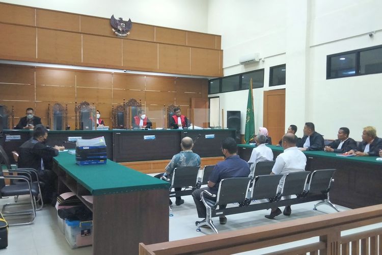 Suasana sidang dengan agenda pembacaan tuntutan kasus korupsi pengadaan lahan Stasiun Peralihan Akhir (SPA) Sampah di Petir, Kabupaten Serang, Banten