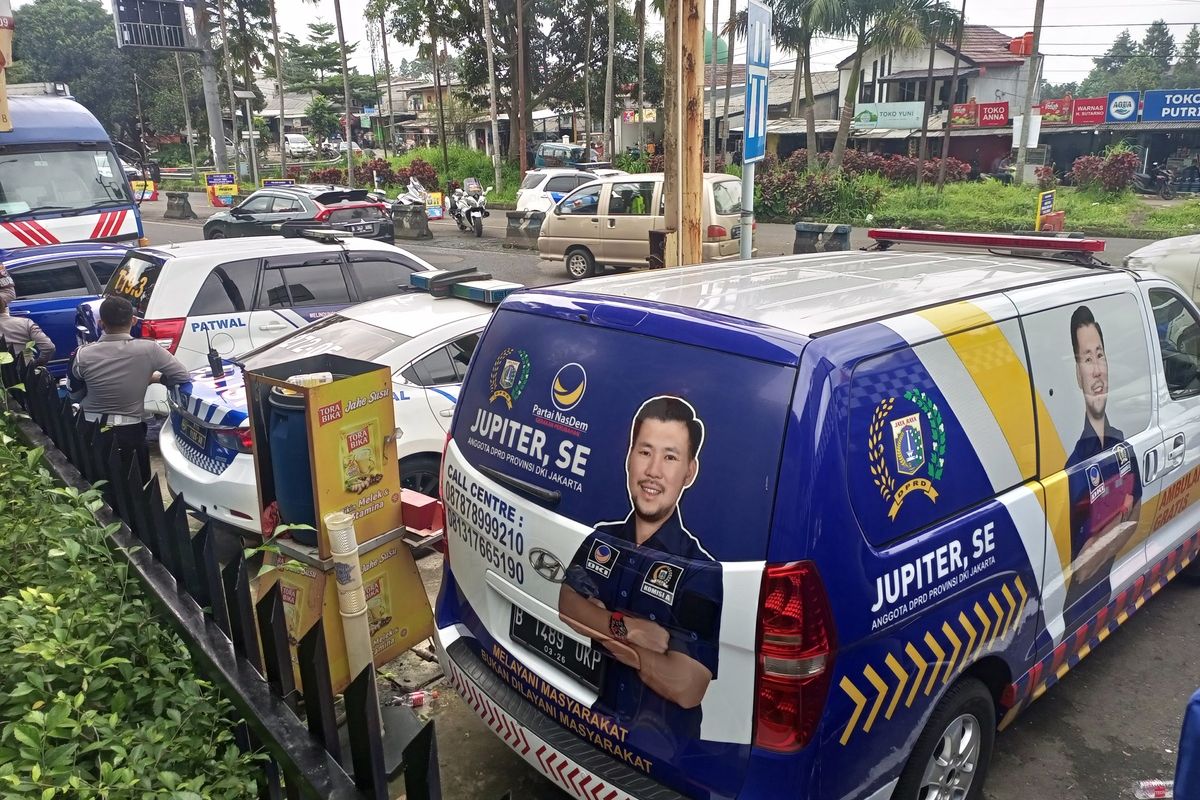 Ambulans Berstiker Partai Nasdem dari Jakarta Lawan Arus di Puncak Bogor, Jawa Barat, Jumat (23/12/2022)