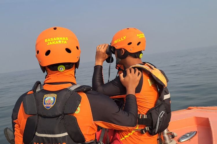 Tim SAR gabungan tengah mencari keberadaan satu korban KM Dewi Noor 1 yang tenggelam di Kepulauan Seribu, Jumat (25/8/2023). 