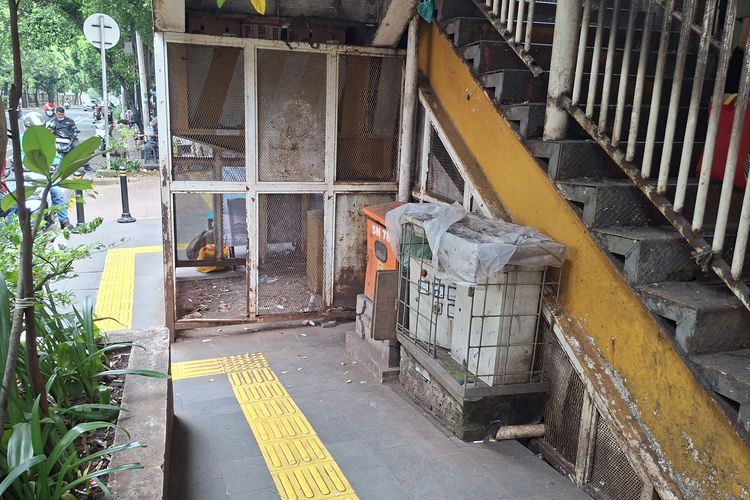 Bau Pesing, Siapa yang Kencing Sembarangan di Area JPO Stasiun Palmerah?