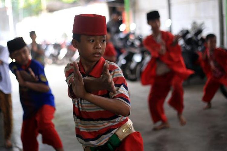 Beberapa anak berlatih Silat Cingkrik