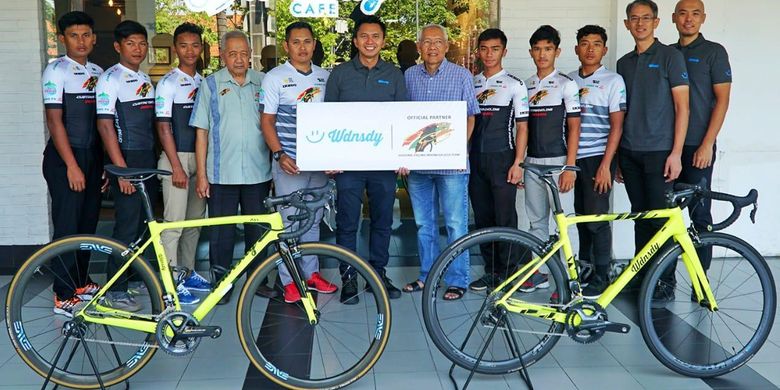 Azrul Ananda (keenam dari kiri) dan John Boemihardjo (paling kanan) berpose bersama para atlet CCI Team, Kamis (25/7/2019) di Surabaya. 
