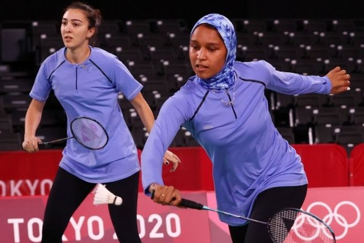 Hadia Hosny (kiri) dan Doha Hany berlaga di cabang olahraga bulutangkis Olimpiade Tokyo.