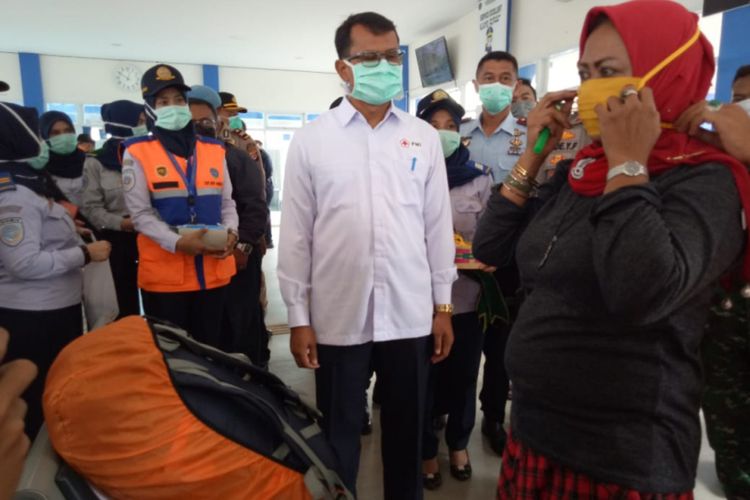 Wakil Bupati Garut Helmi Budiman membagikan masker kepada penumpang bus antar kota antar provinsi di Terminal Guntur, Garut, Senin (23/03/2020)