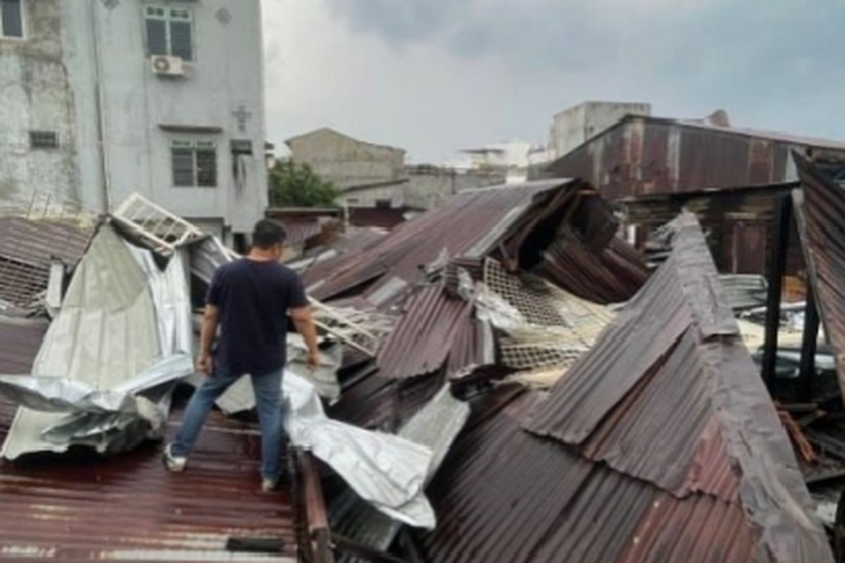 Penampakan kerusakan rumah warga akibat angin puting beliung di Kecamatan Medan Perjuangan, Kota Medan, Sabtu (28/6/2025)                 