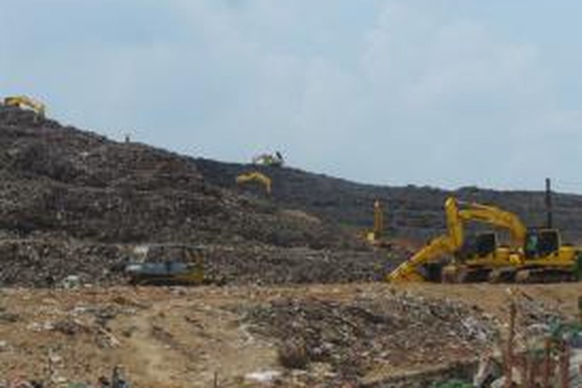 Pemandangan gunungan sampah di TPST Bantar Gebang, Bekasi. Jumat (6/11/2015).