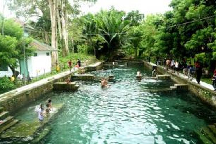 Kolam Pemandian Wailatu di Desa Tulehu, Maluku Tengah ini sangat terkenal dengan birunya air kolam yang mengalir sepanjang tahun.