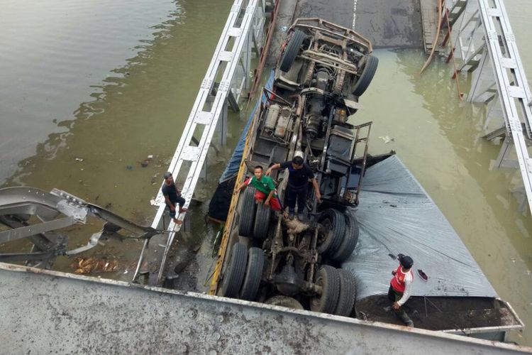 Jembatan nasional Babat-Widang yang menghubungkan Kabupaten Lamongan dan Kabupaten Tuban, Jawa Timur, ambruk, Selasa (17/4/2018) sekitar pukul 10.50 WIB. Tiga truk dan satu motor terjun ke Sungai Bengawan Solo akibat ambruknya jembatan. Dua korban untuk sementara dilaporkan tewas.