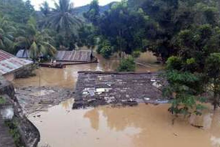 Kondisi rumah warga di Kabuoaten Gorontalo yang terendam banjir hingga mencapai atap.  Sebanyak 2904 kepala keluarga atau 9686 jiwa warga menjadi korban