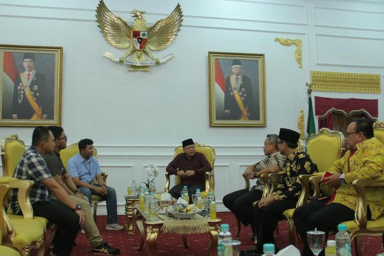 Gubernur Bengkulu, Rohidin Mersyah bersama Pertamina dan TNI AL membahas krisis BBM di Pulau Enggano